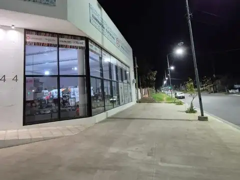 Excelente local en esquina sobre Avenida