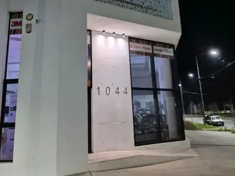 Excelente local en esquina sobre Avenida
