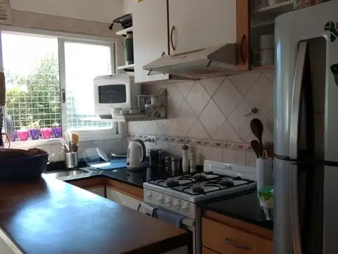 DEPARTAMENTO DE DOS AMBIENTES CON COCHERA CUBIERTA