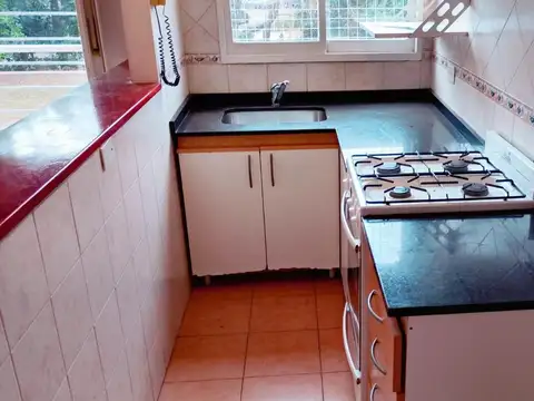 DEPARTAMENTO DE DOS AMBIENTES CON COCHERA CUBIERTA
