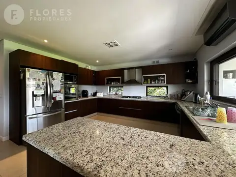 Casa 9 ambientes con 6 baños