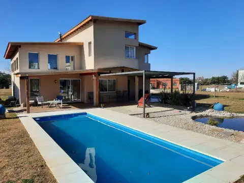 Casa en Venta con 2 cocheras