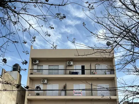 Dos ambientes al frente con balcón.