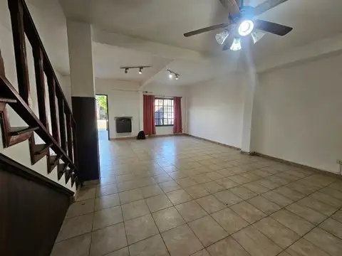 Casa 4 ambientes con 2 baños