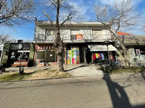 Excelente Espacio Comercial / Oficinas en Planta Alta con Balcón Corrido - Santa Fe 1621, Funes