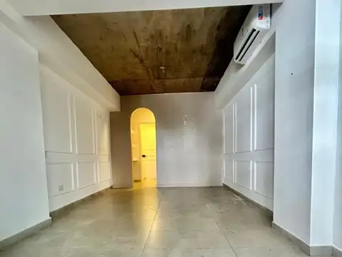 Oficna en PB al frente con entrada individual