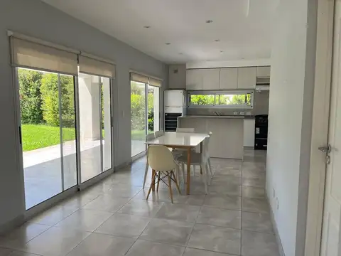 Casa 5 ambientes con 4 baños