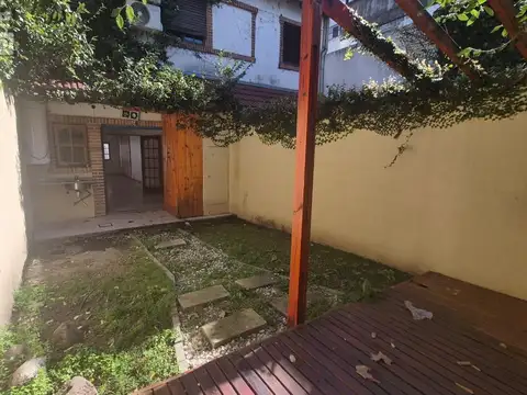 EXCELENTE TRIPLEX CON PATIO, FRENTE A LA PLAZA B. VICUÑA MACKENNA EN SAAVEDRA