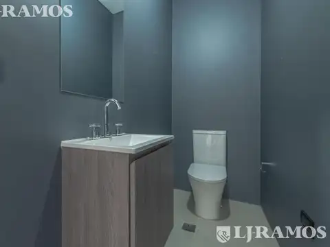 Casa en Alquiler con 2 cocheras