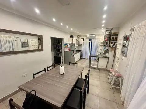 Casa 6 ambientes con 5 baños