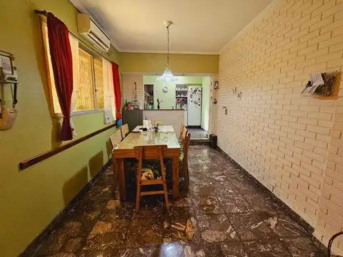 Casa 6 ambientes con 2 baños