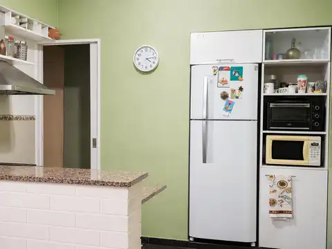 Casa 6 ambientes con 2 baños
