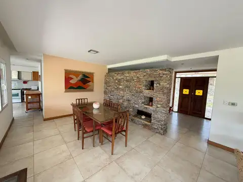 Casa en Alquiler con 3 cocheras