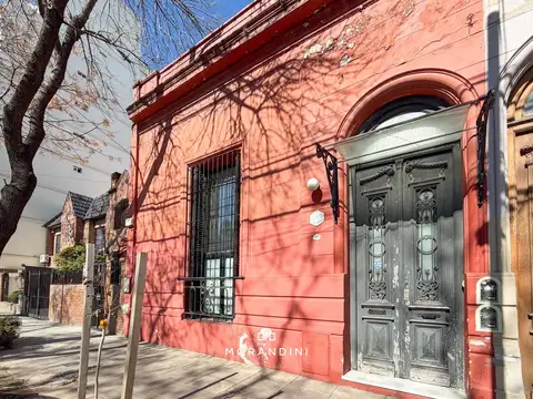 Casa antigua reciclada en Colegiales, con patio, terraza, parrilla y salamandra