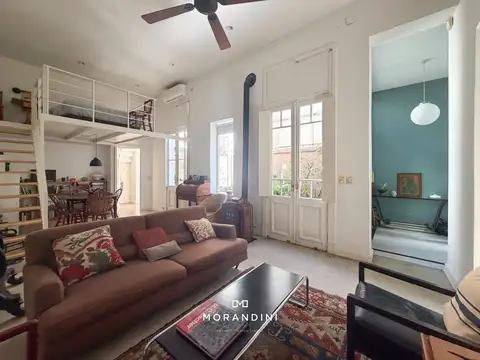 Casa antigua reciclada en Colegiales, con patio, terraza, parrilla y salamandra