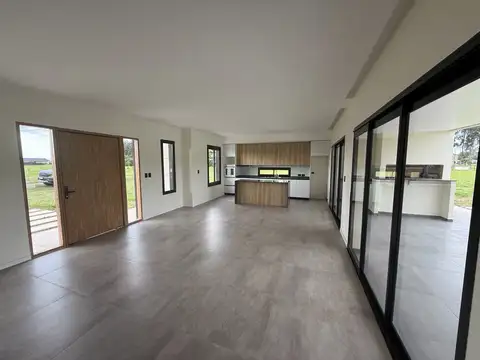 Casa 4 ambientes con 2 baños