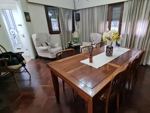 VENTA CASA 4 AMB CON JARDÍN Y COCHERA EN J. MÁRMOL