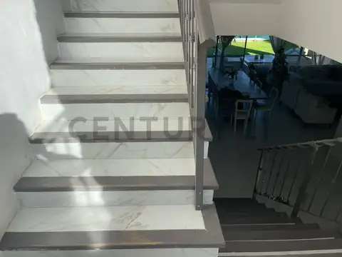 Casa en Alquiler con 1 cochera