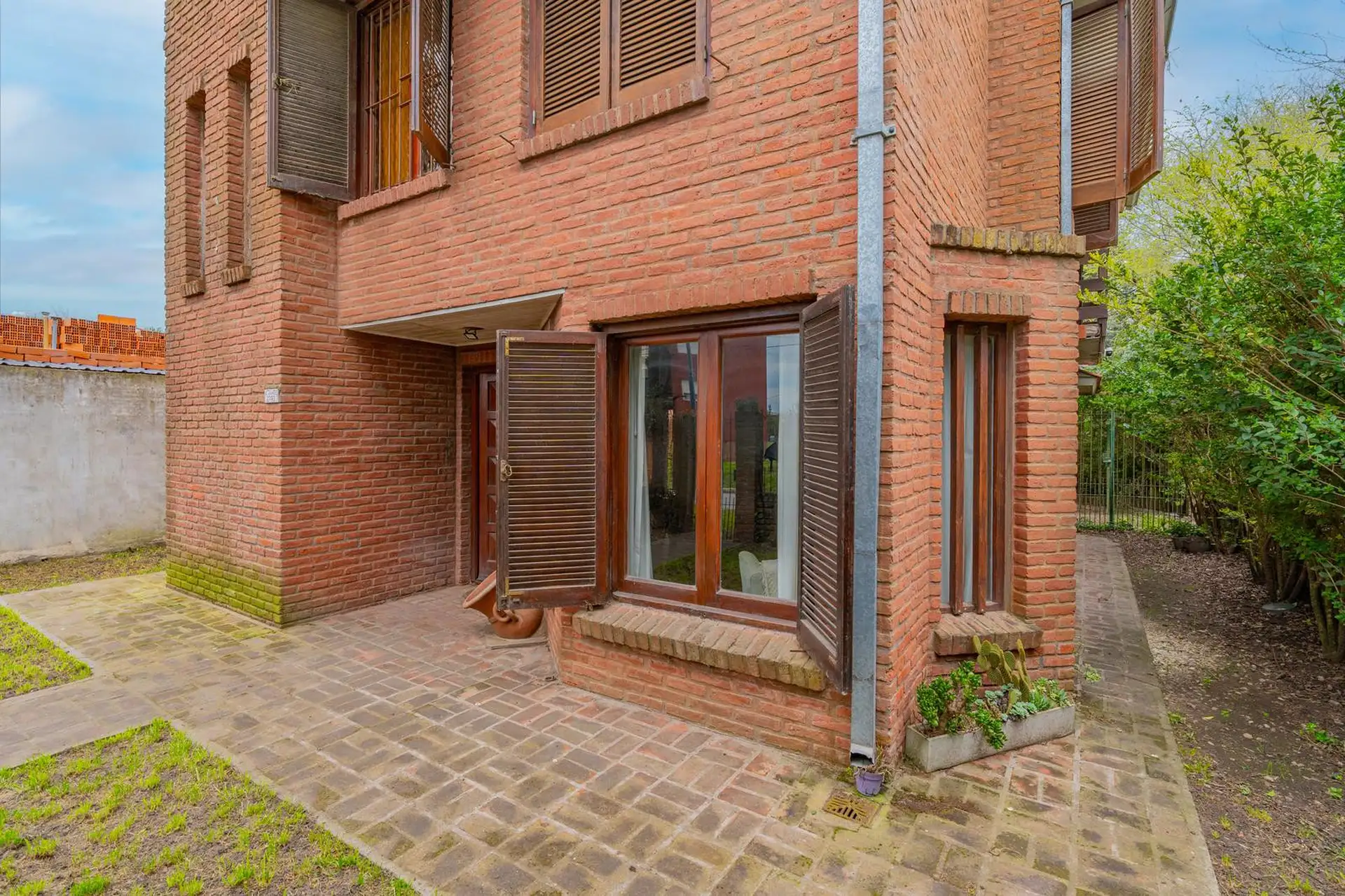 Casa en venta de 4 ambientes, garaje y parque en barrio Caisamar