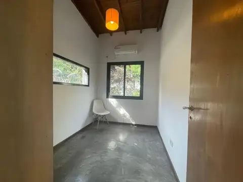 Casa en Alquiler con 3 cocheras
