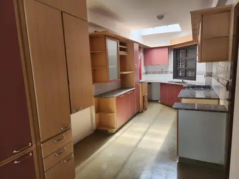 Casa en Alquiler con 2 cocheras