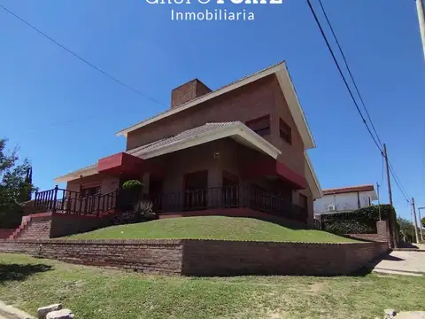 Casa en Alquiler Temporal con 3 cocheras