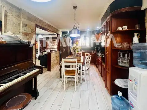 Casa en Venta con 3 cocheras