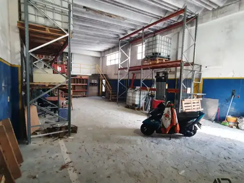 Galpón en venta de 153 m2 con entrepiso y estacionamiento en Sayago