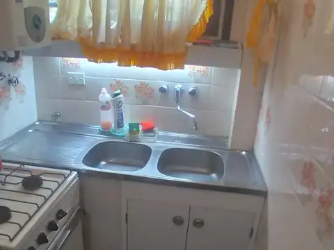 Departamento 2 ambientes con guardacoche, Zona Centro, Villa Gesell a 150mts del mar.-