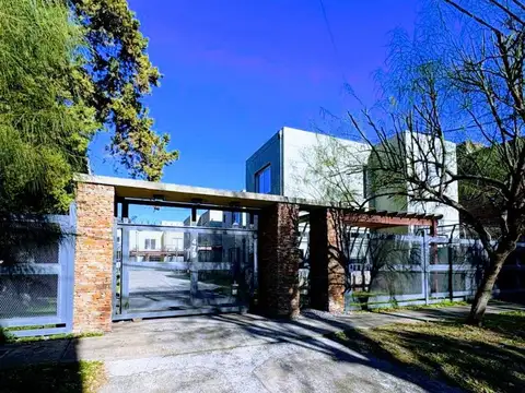 Real oportunidad! Hermoso duplex de 3 ambientes dentro de un muy lindo complejo. Bajas expensas!