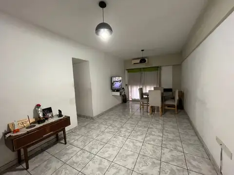 San Lorenzo 2400, Piso 2