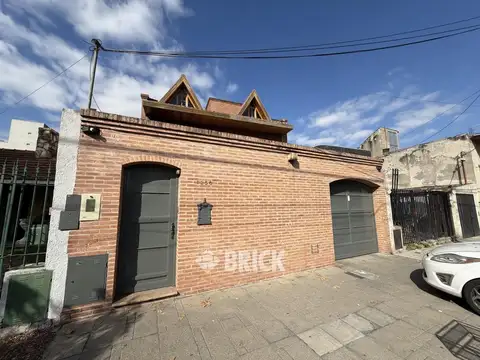 CASA EN LOTE PROPIO EN CORDOBA AL 1200 - GARAGE P/3 AUTOS 3 SUITES JACUZZI QUINCHO PATIOS Y JARDIN