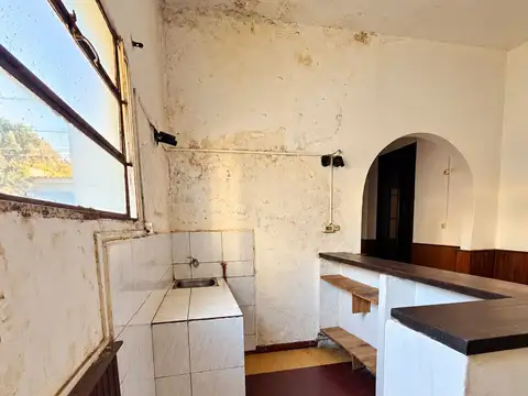 Alquilo casa de 2 dormitorios en pleno centro.