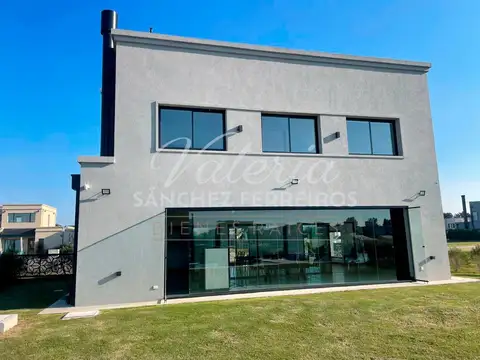 Casa en Venta con 4 cocheras
