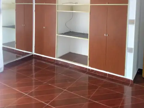 Charlone 600, Piso 2