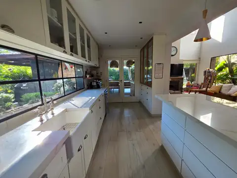 Casa en Venta con 2 cocheras