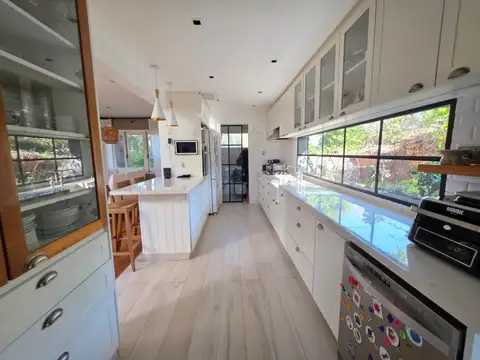 Casa 5 ambientes con 3 baños