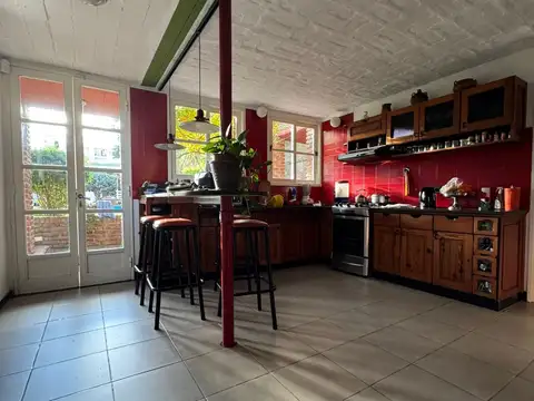 VENTA GRAN CASA CON IDENTIDAD PROPIA EN ZONA RESIDENCIAL DE ZÁRATE
