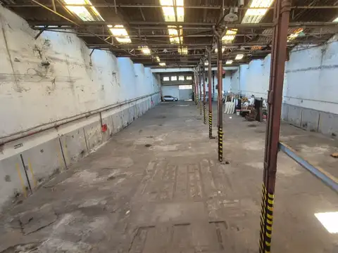 Local en Barracas de 1.000 m2 con entrada semi  - ALQUILER