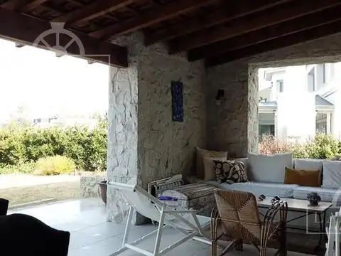 Casa en Alquiler en Albanueva, USD 6.000