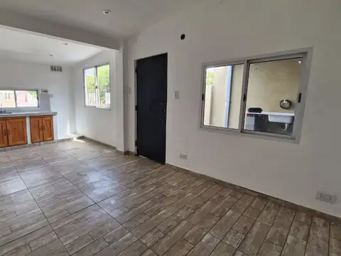 Depto Tipo Casa en Alquiler en Lanus Oeste, $ 550.000