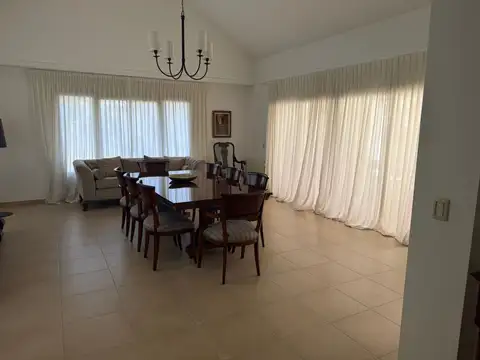 Excelente propiedad en alquiler - Lomas de la Carolina en 1 planta - 4 dormitorios en suite . pileta