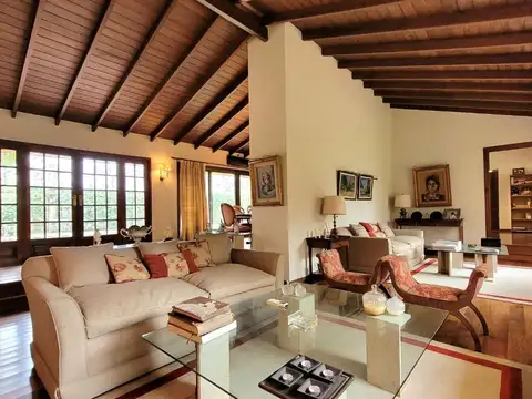 Casa 7 ambientes con 4 baños