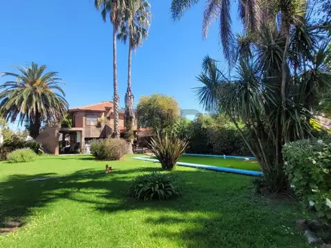 VENTA CASA EN GONNET EN 28 entre 487 y 488.