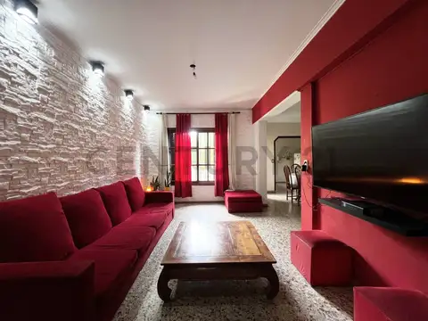 Casa en Venta con 2 cocheras