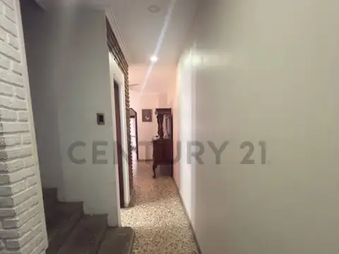 Casa 8 ambientes con 1 baño