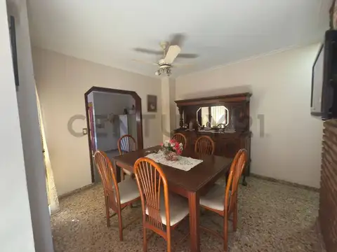 VENTA CASA EN GONNET EN 28 entre 487 y 488.