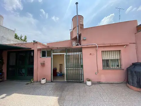 casa 2 dormitorios con pileta y quincho, cochera dobla, la plata