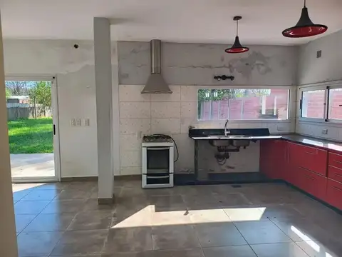 Casa 4 ambientes con 2 baños