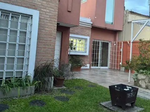 casa 4 dormitorios en venta haedo. Malaver 1000
